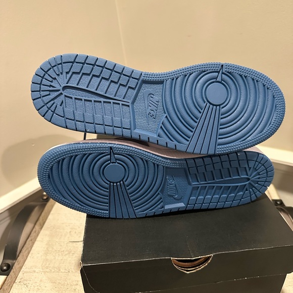 Nike AIR JORDAN 1 MID GS CEMENT GREY/WHITE-TRUE BLUE - Picture 3 of 10